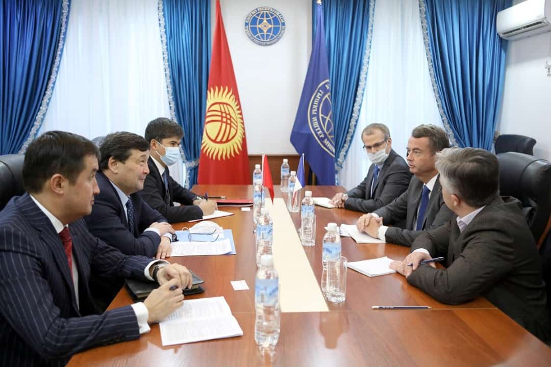 Кыргызстан обсудил с Францией обслуживание внешнего долга
