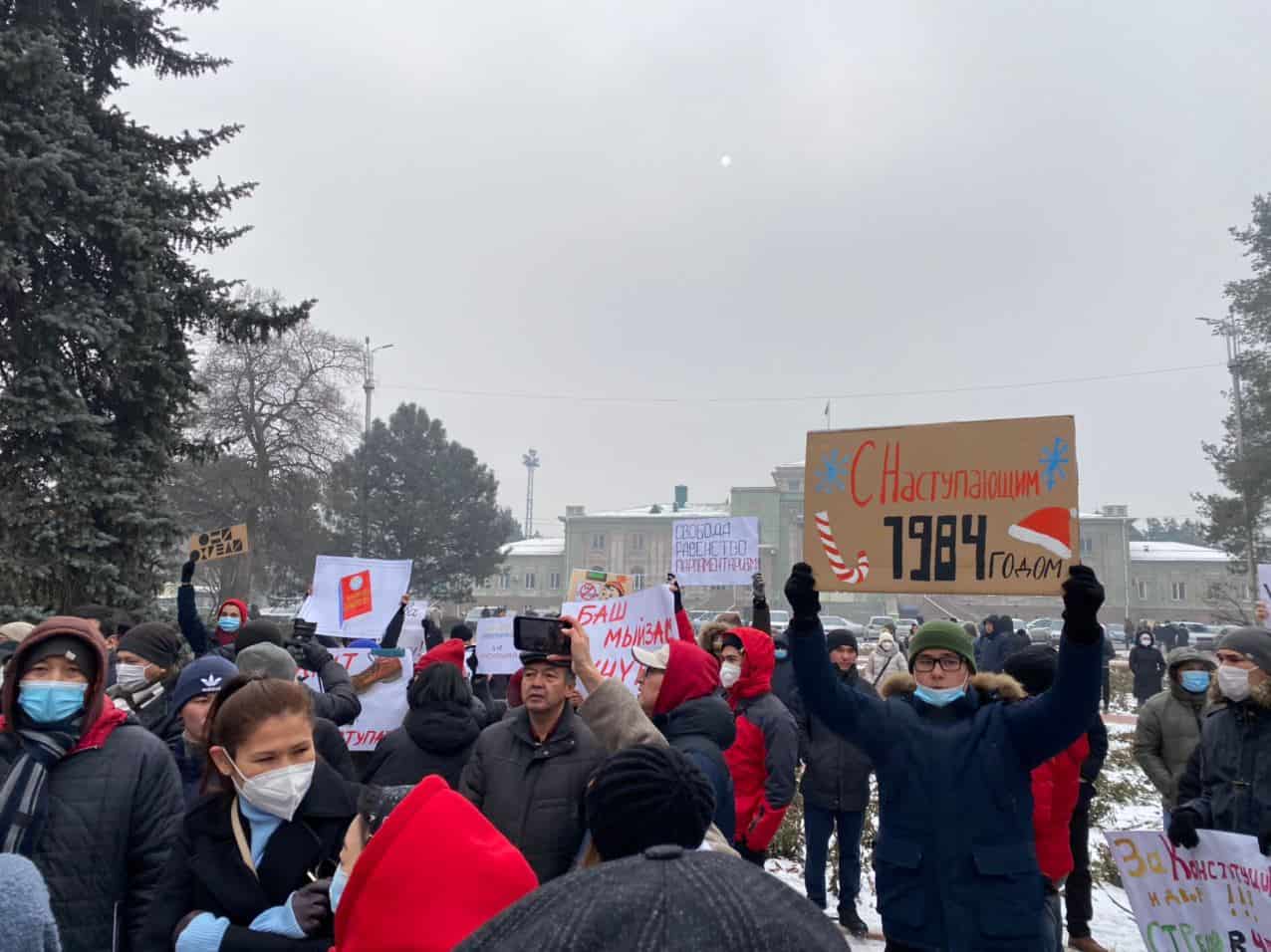 В Бишкеке начался марш против поправок в Конституцию. ФОТО, ВИДЕО