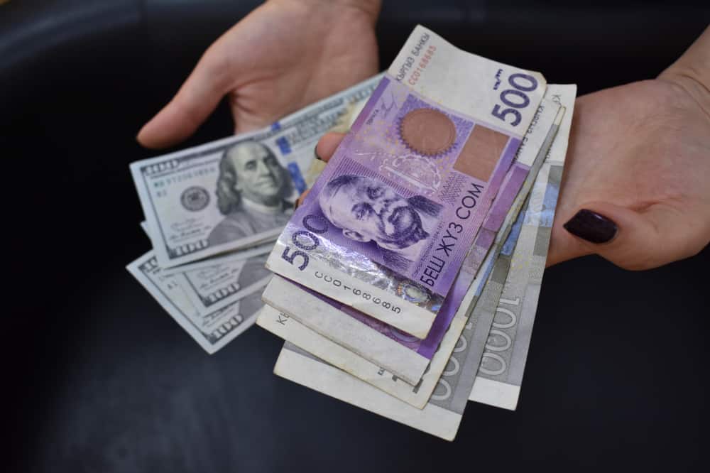 Неделя роста — обменные бюро продают доллар дороже 84.9 сома