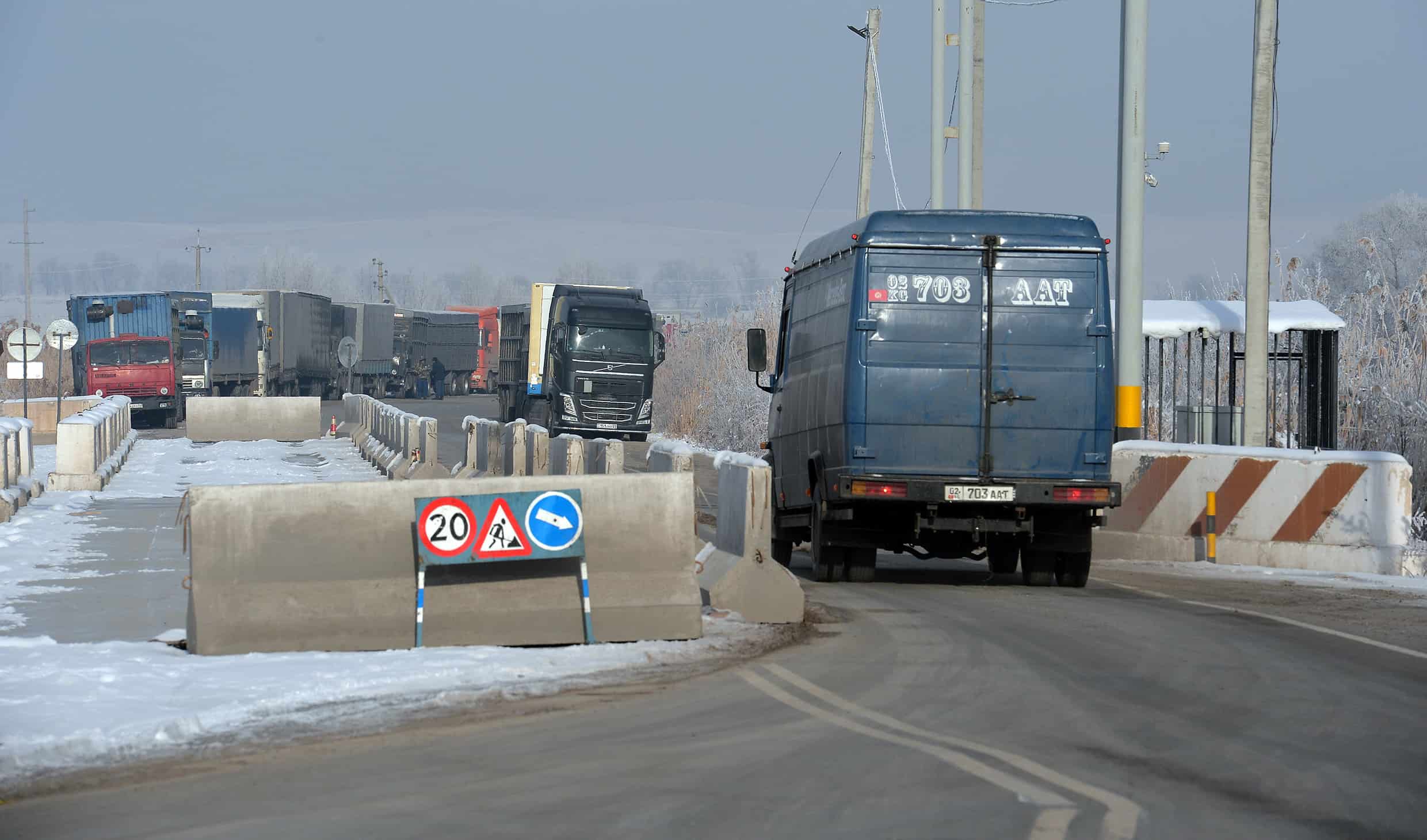 На границе с Казахстаном стоят в очереди 70 грузовиков