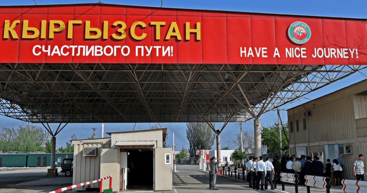 Больше 100 машин стоят в пробке на кыргызско-казахской границе