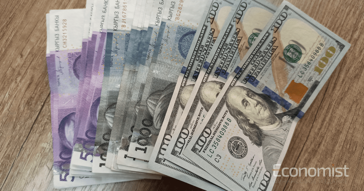 Курс доллара в Кыргызстане снова перевалил за 100 сомов