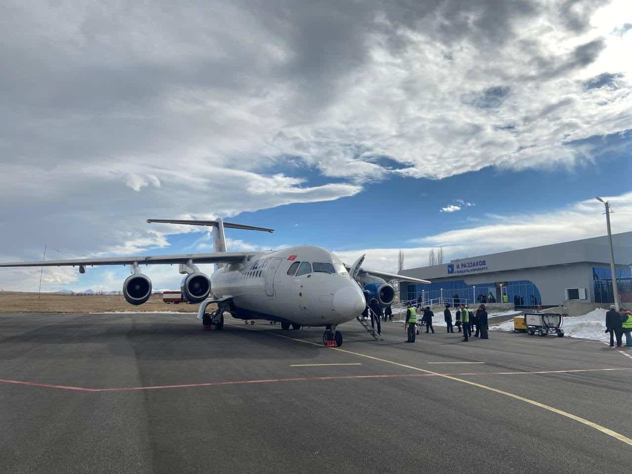 Увеличить число авиарейсов в Баткен и Раззаков не позволяет дороговизна топлива — Настаев