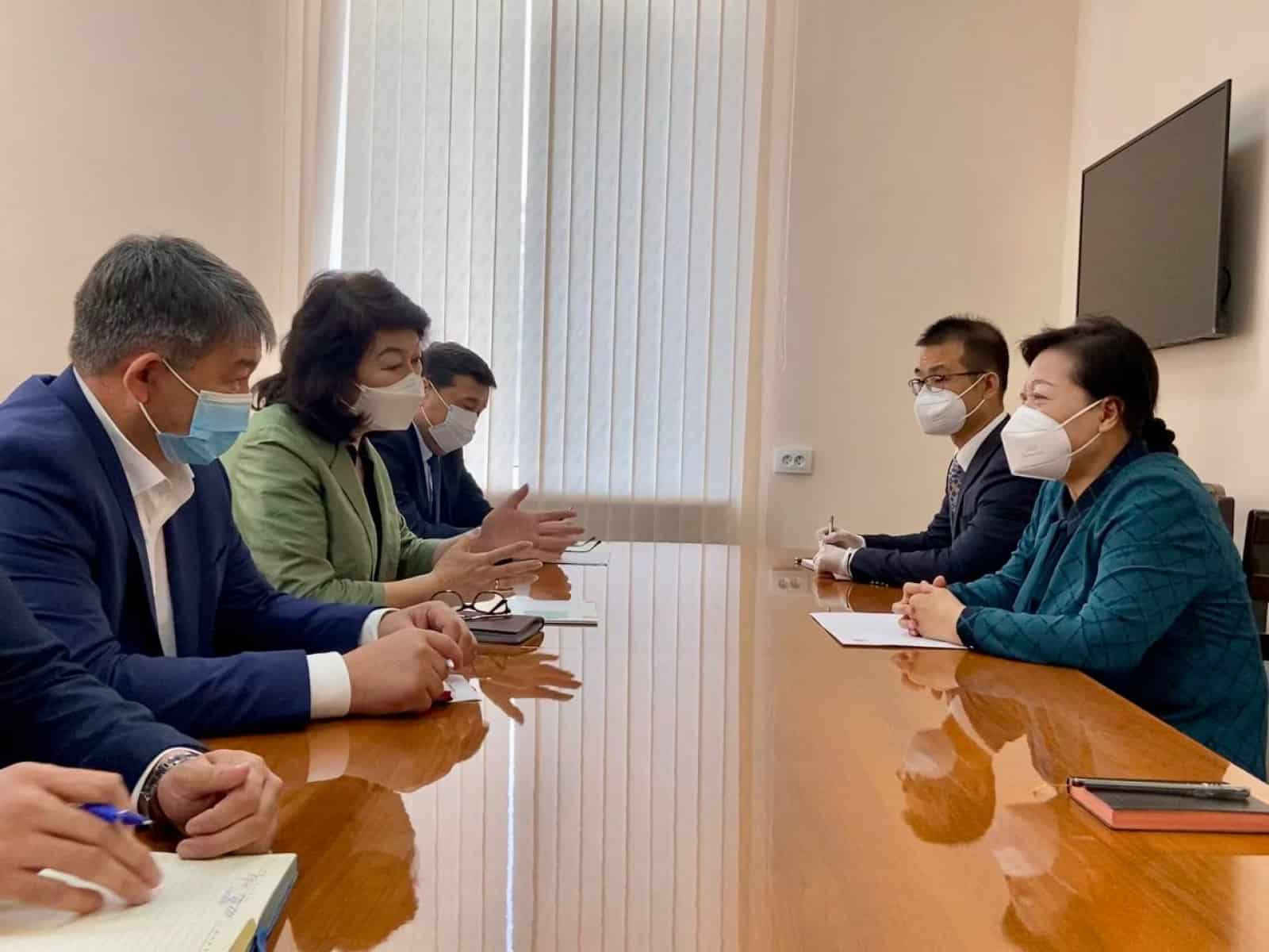 Кыргызстан получит от Китая гумпомощь в виде 540 тысяч доз вакцины Sinopharm
