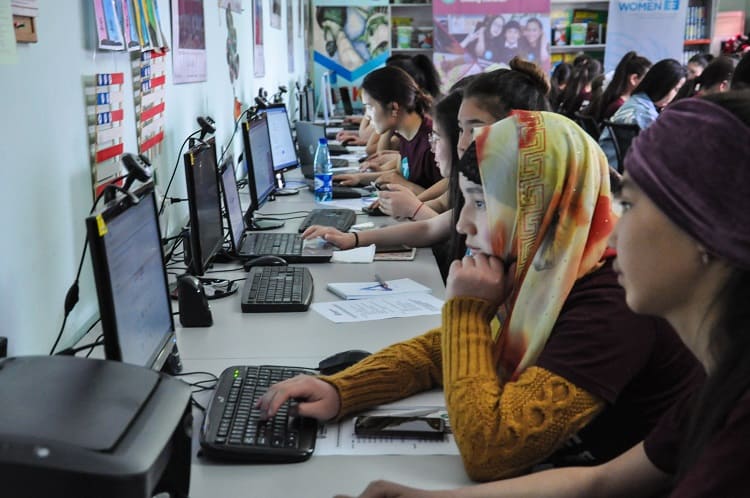 ЕС поможет обучить кыргызстанок программированию