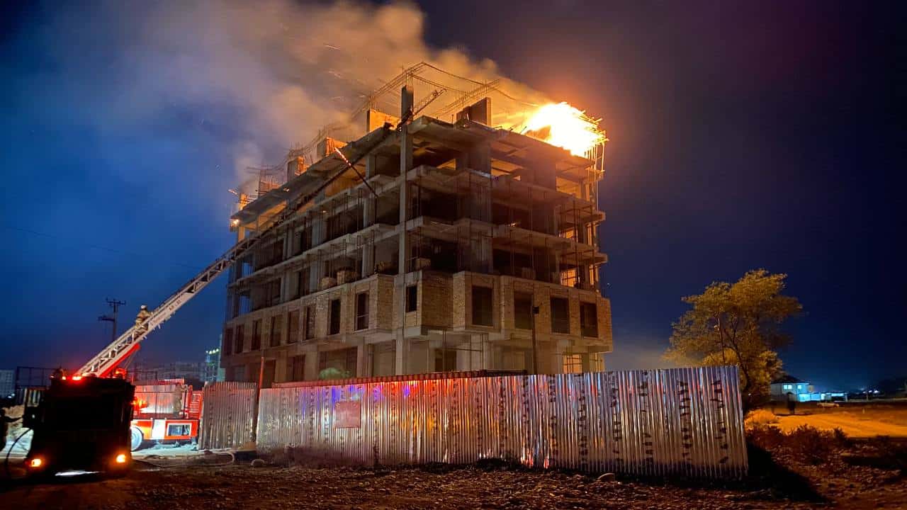 На Южной Магистрали горит строящийся жилой комплекс Rahat Residense стройкомпании «Эмаком». ФОТО, ВИДЕО