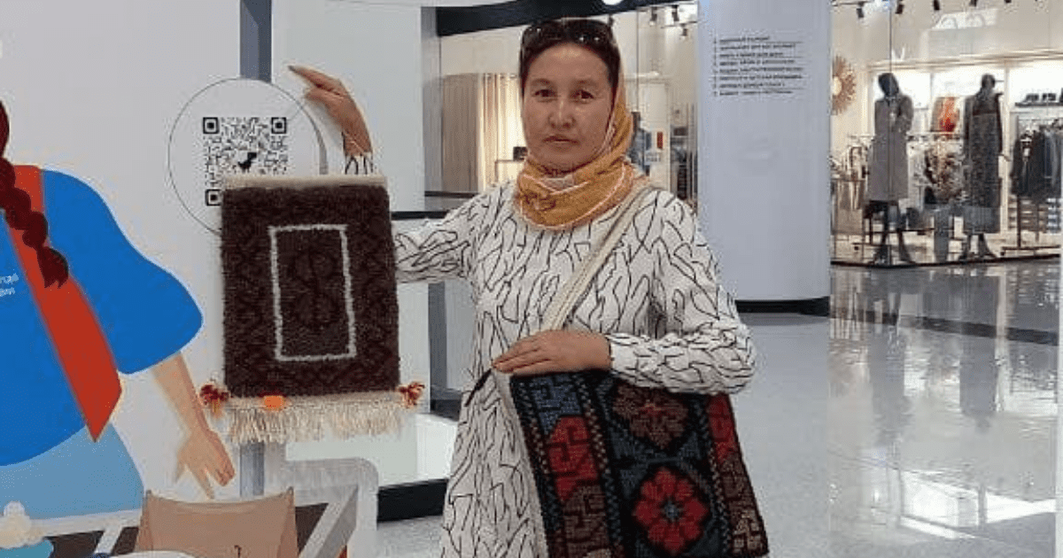Кыргызстанка шьет шерстяные одеяла и продает их в Германию