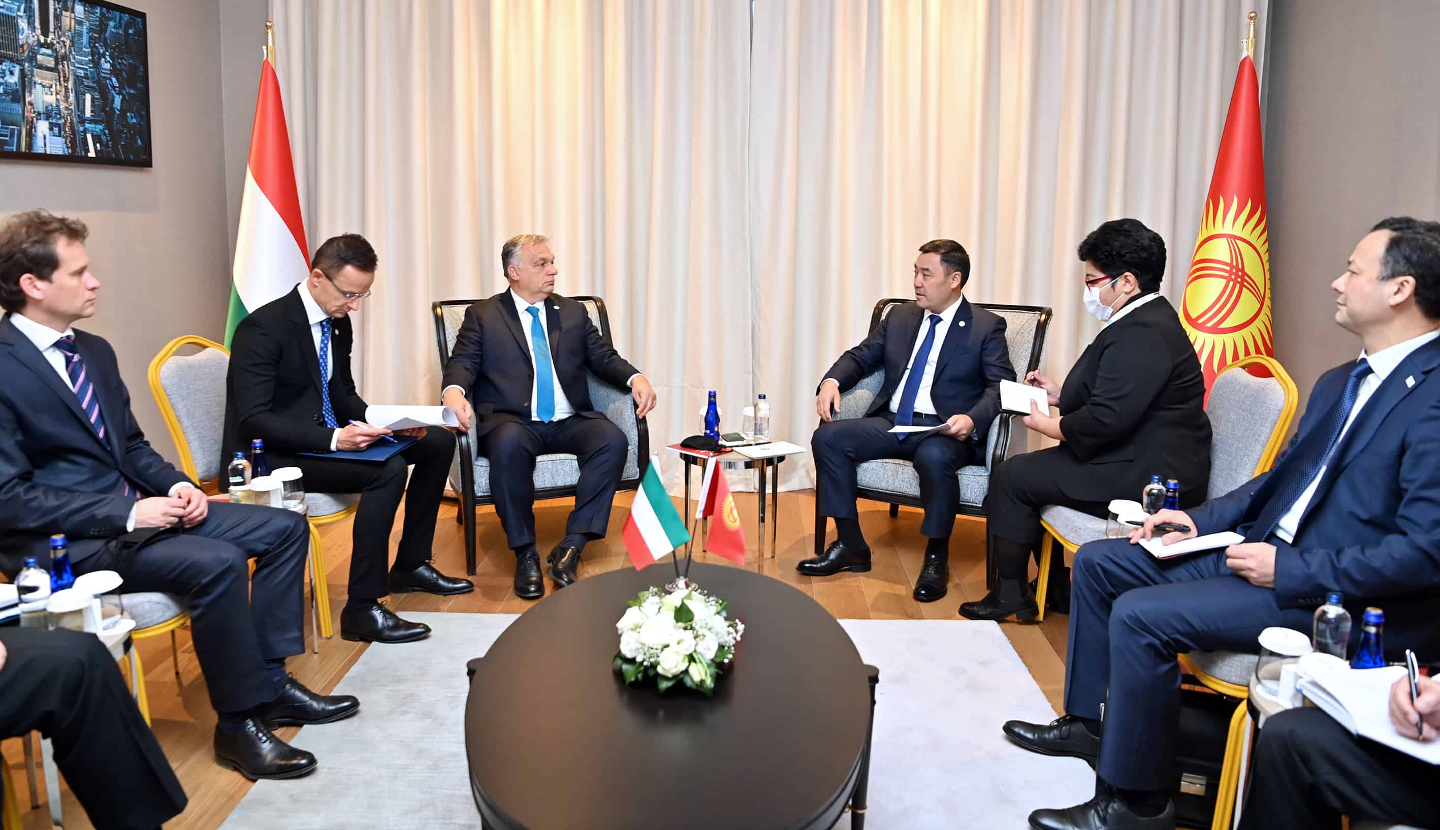 Садыр Жапаров встретился с премьер-министром Венгрии и пригласил его с госвизитом в КР