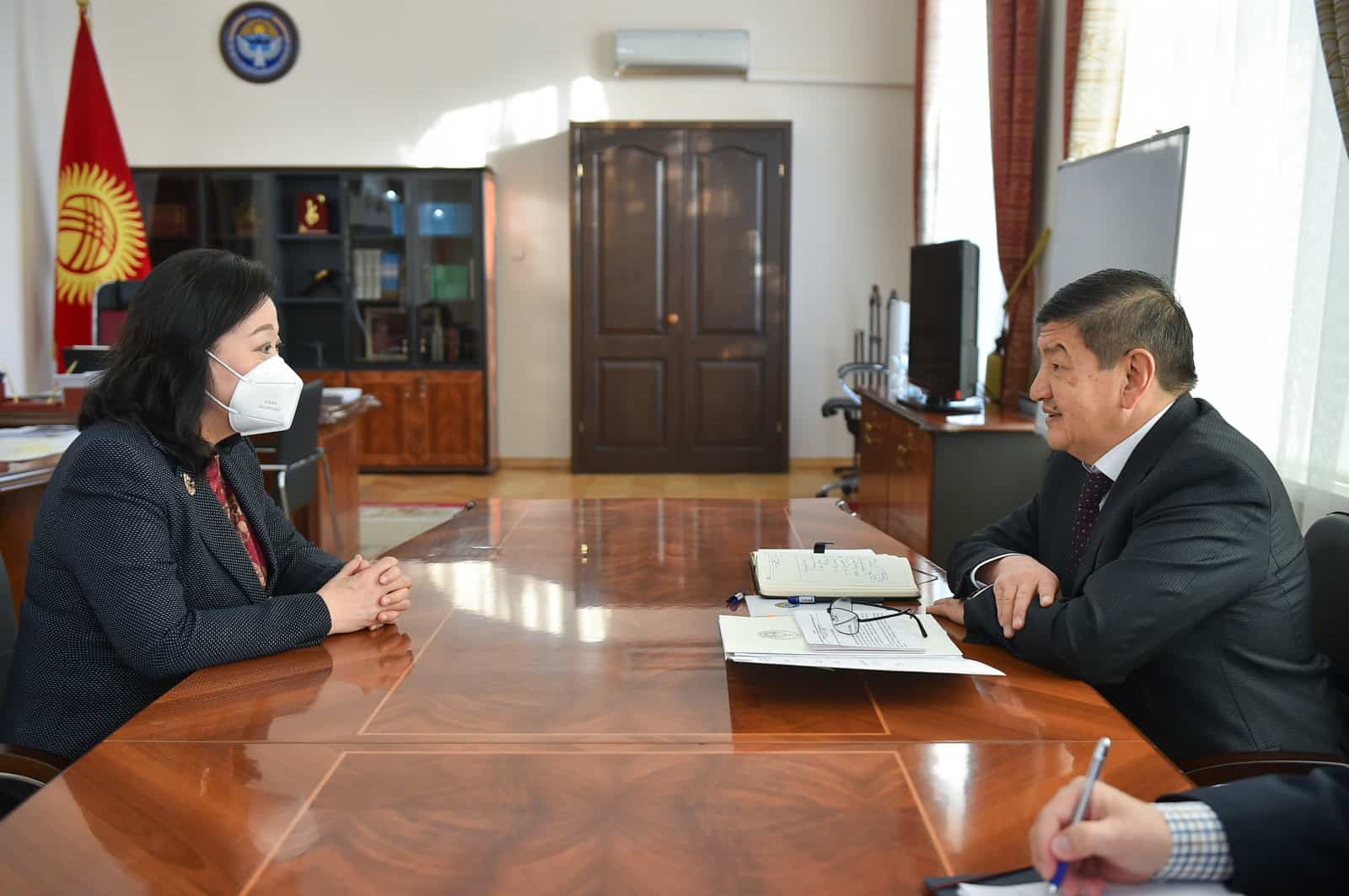 Кабмин поднял вопрос увеличения пропуска грузов на кыргызско-китайской границе