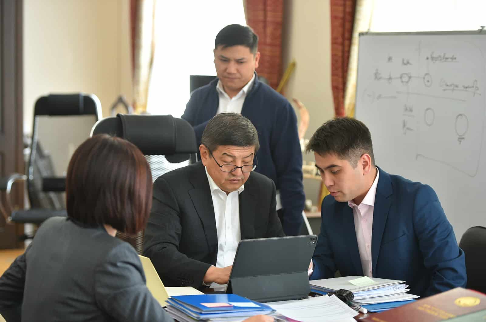 Акылбек Жапаров впервые подписал документы электронной цифровой подписью