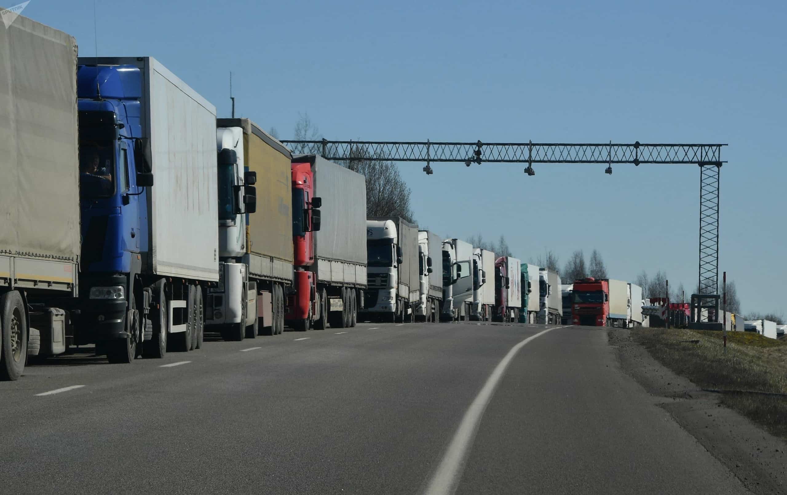 Границу с Казахстаном за последние сутки пересекли больше 700 грузовиков