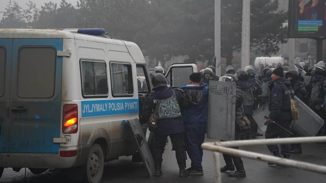 МИД КР сообщил о задержании 5 кыргызстанцев в Казахстане