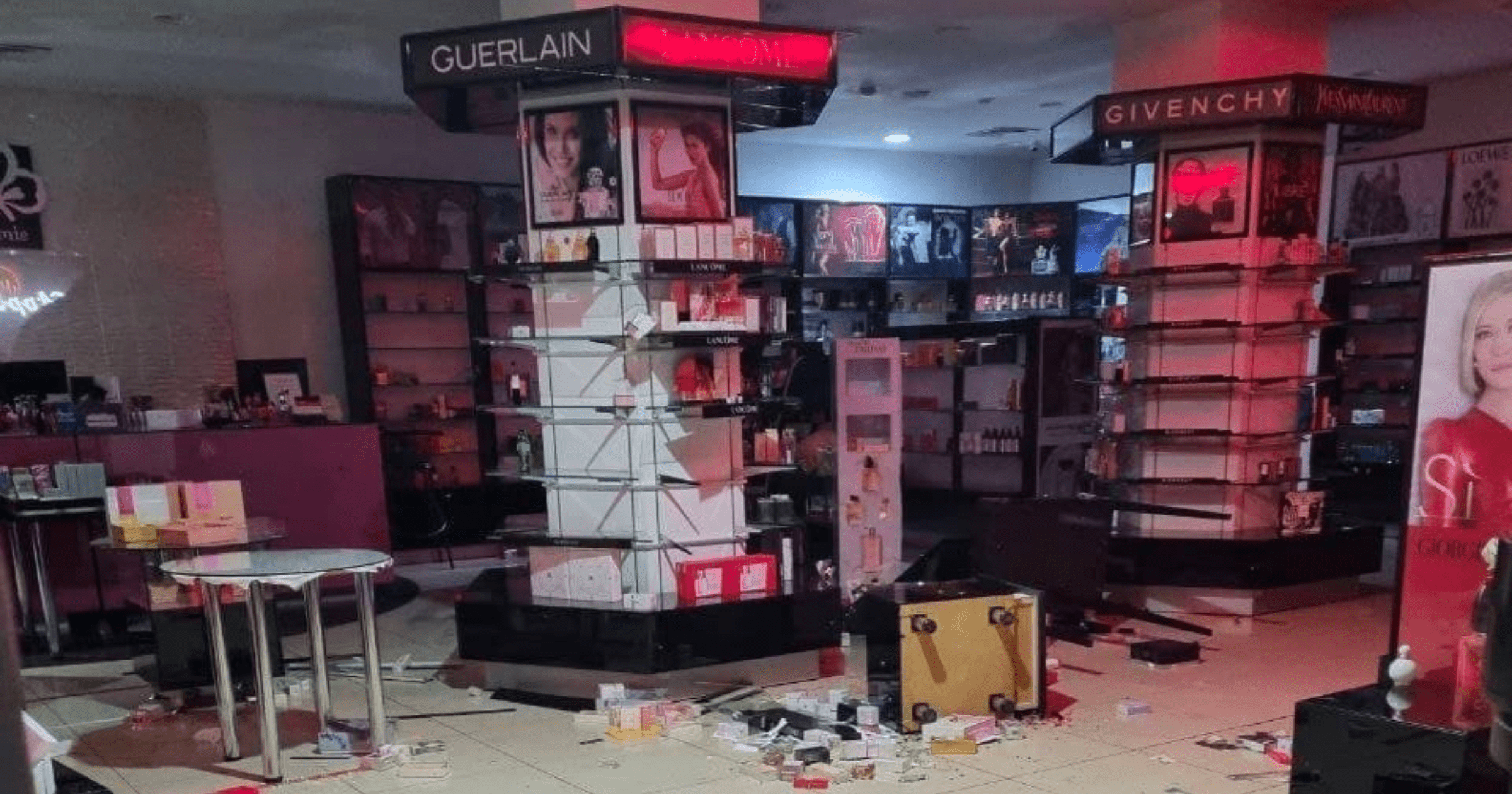 Не меньше 100 крупных магазинов разграблены в Алматы и других городах Казахстана