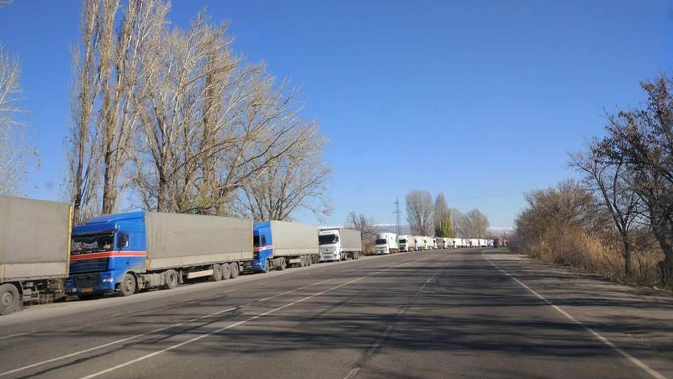 На границе с Казахстаном скопилось 130 грузовиков – 10 загружены сельхозпродукцией