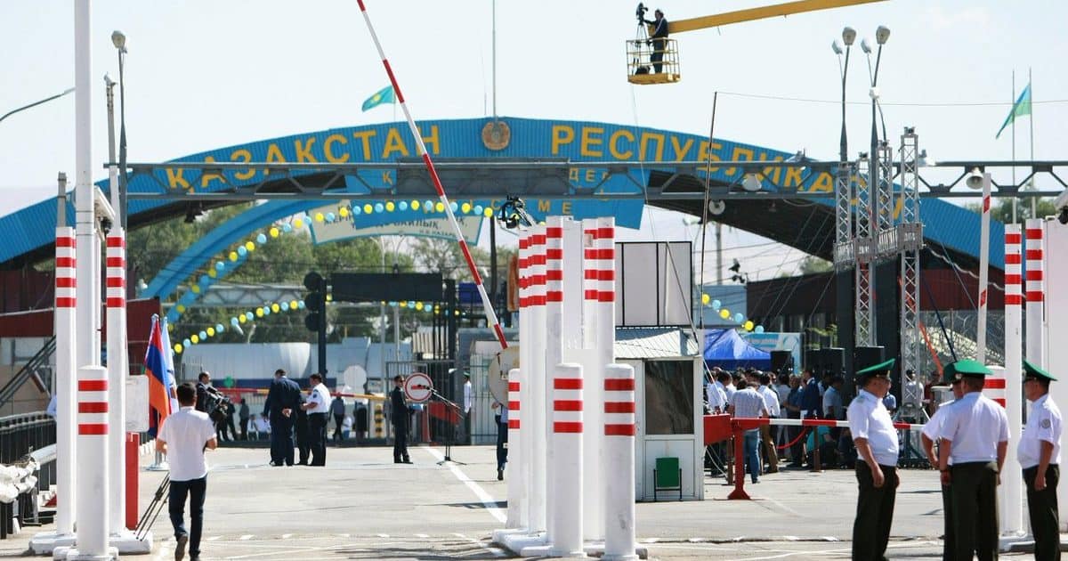 На границе с Казахстаном с ограничениями работают 5 из 7 пунктов пропуска