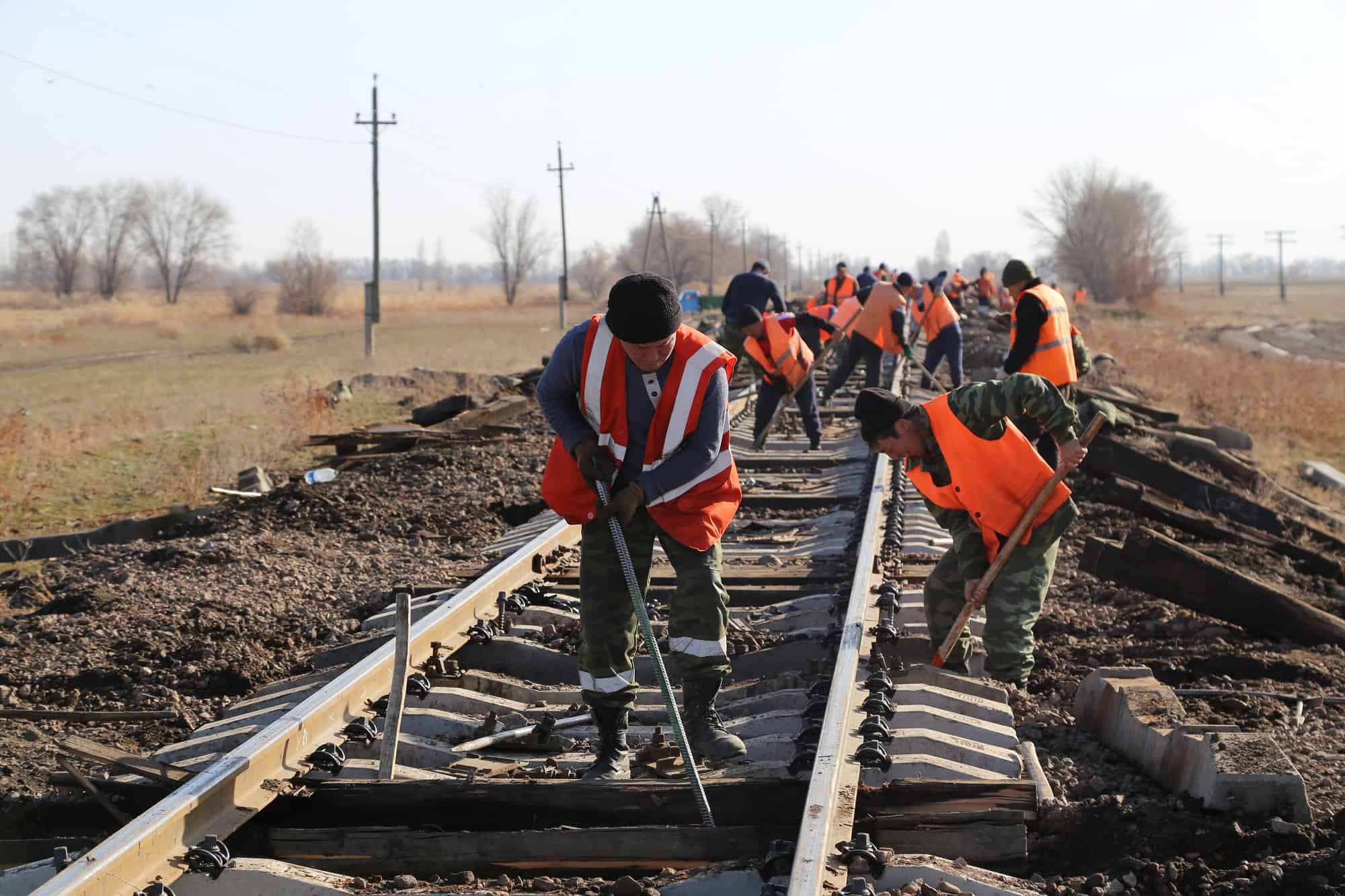 «Кыргыз темир жолу» уложил 3.5 км железобетонных шпал
