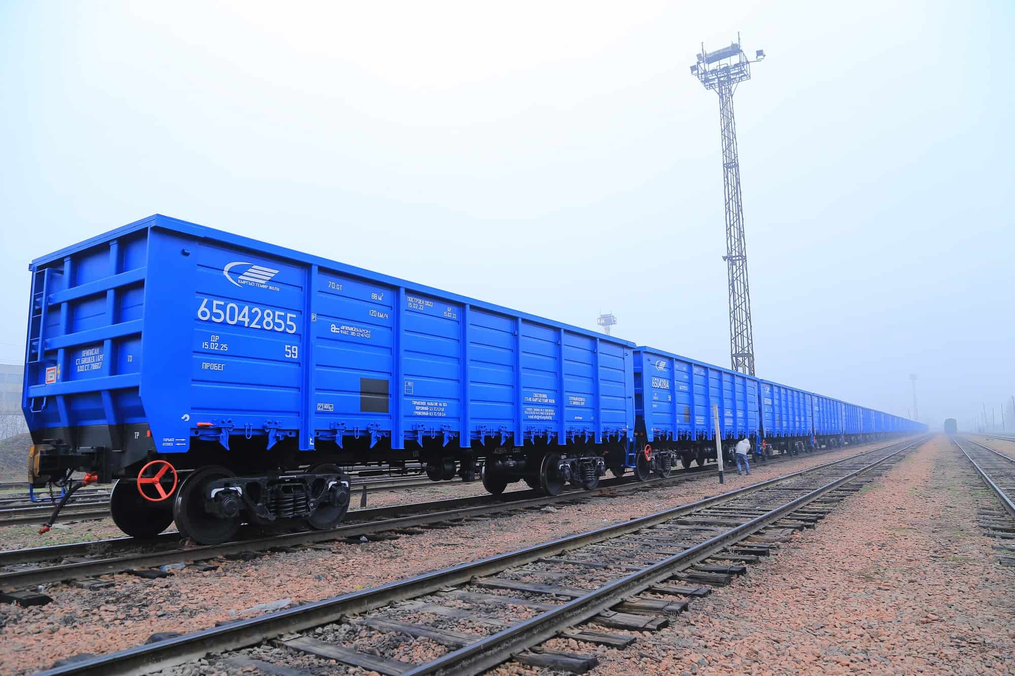 В Кыргызстан прибыло еще 30 новых грузовых полувагонов — ФОТО