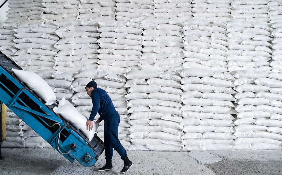 Кыргызстан частично возобновит экспорт сахара — министр