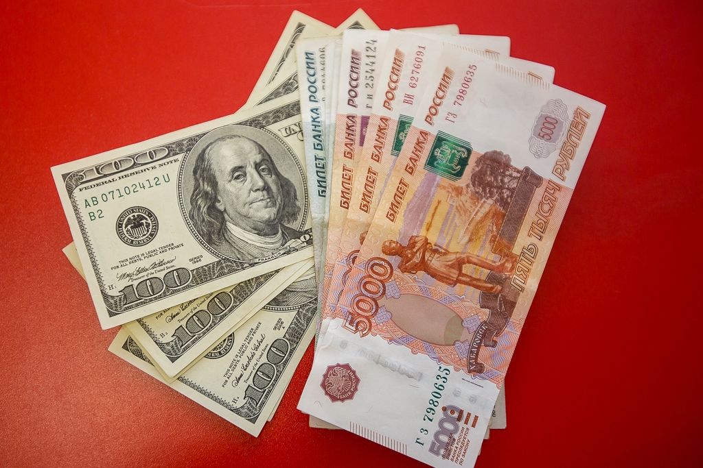 Компании Кыргызстана стали больше хранить средств в иностранной валюте