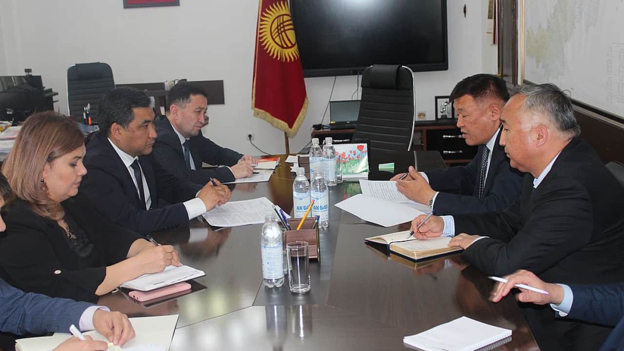 Министр экономики КР обсудил с послом РК проведение первого Форума межрегионального сотрудничества