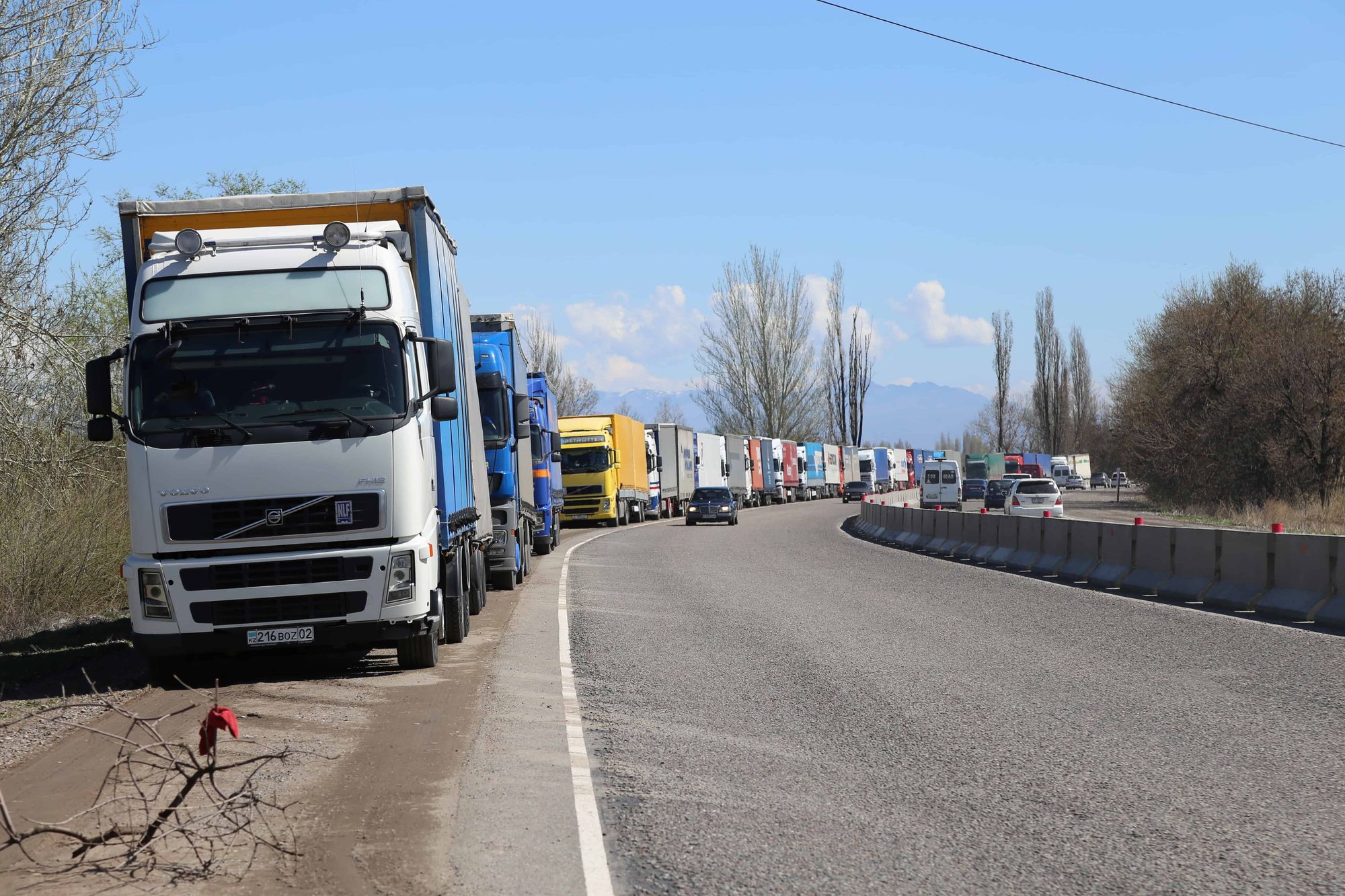 Казахстан в 2-3 раза ускорил пропуск грузовиков из Кыргызстана