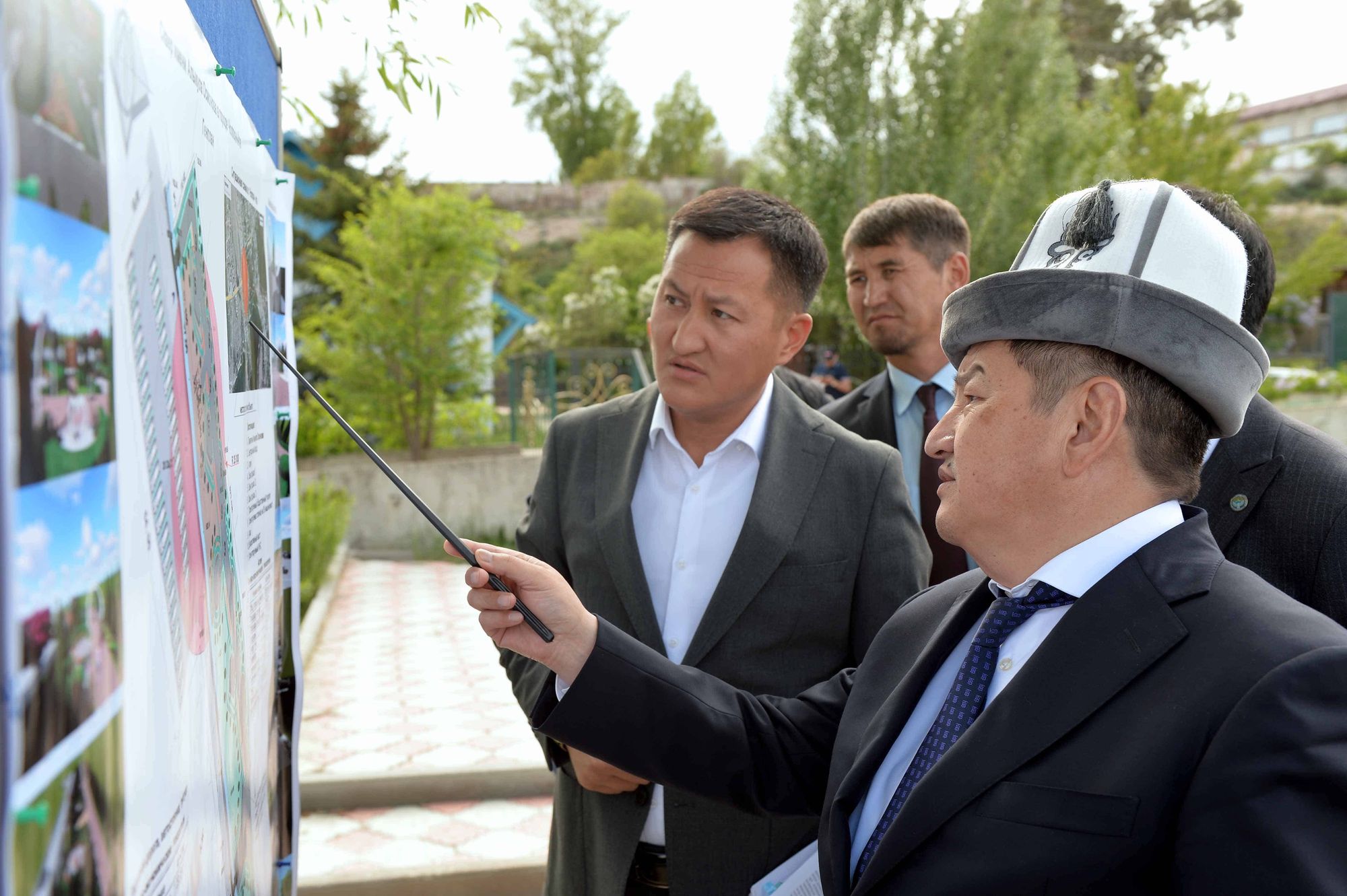 Акылбек Жапаров осмотрел, как на средства доноров ремонтируют систему водоснабжения Чолпон-Аты