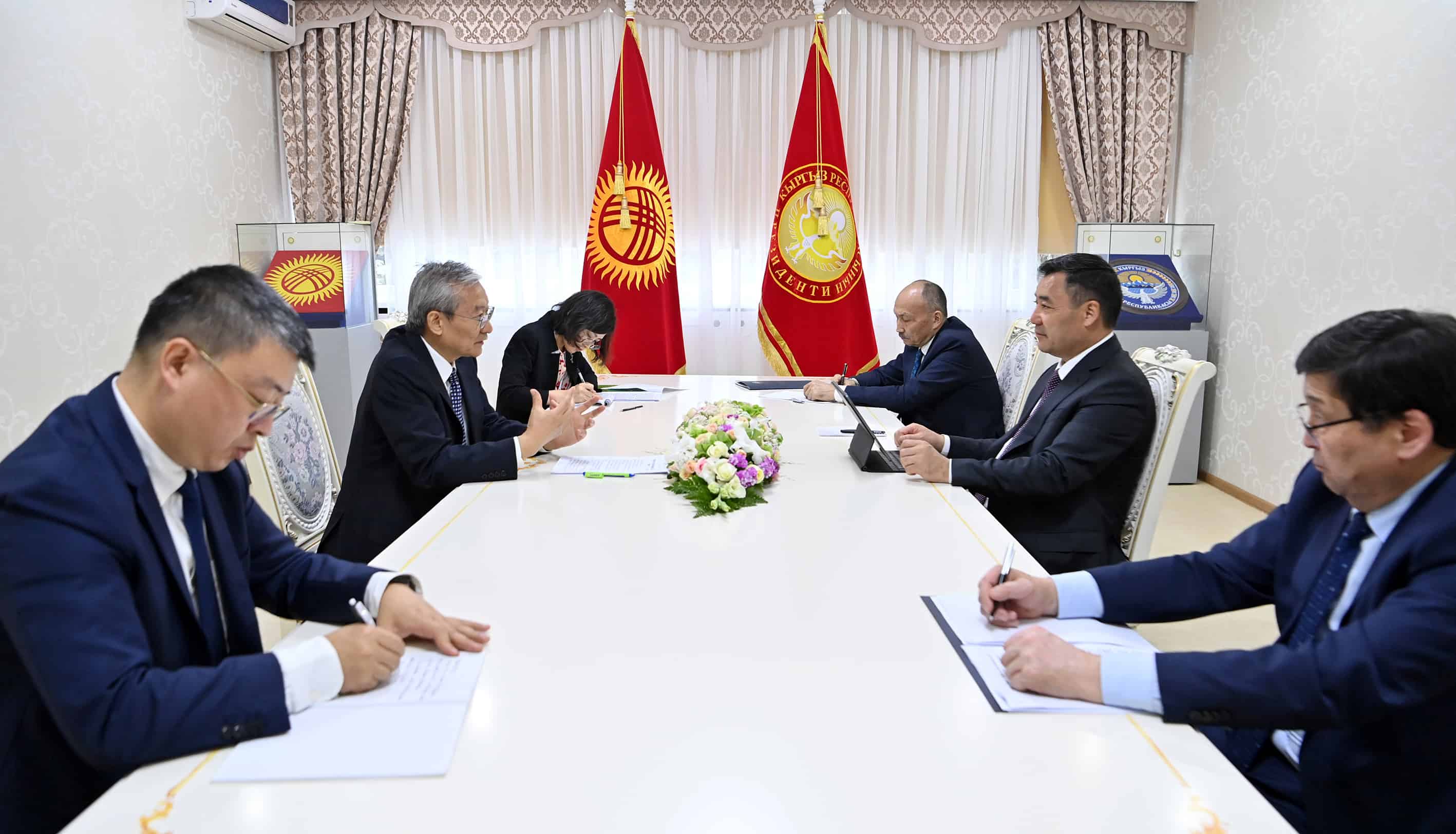 Садыр Жапаров обсудил с генсеком ШОС строительство железной дороги Китай — Кыргызстан — Узбекистан