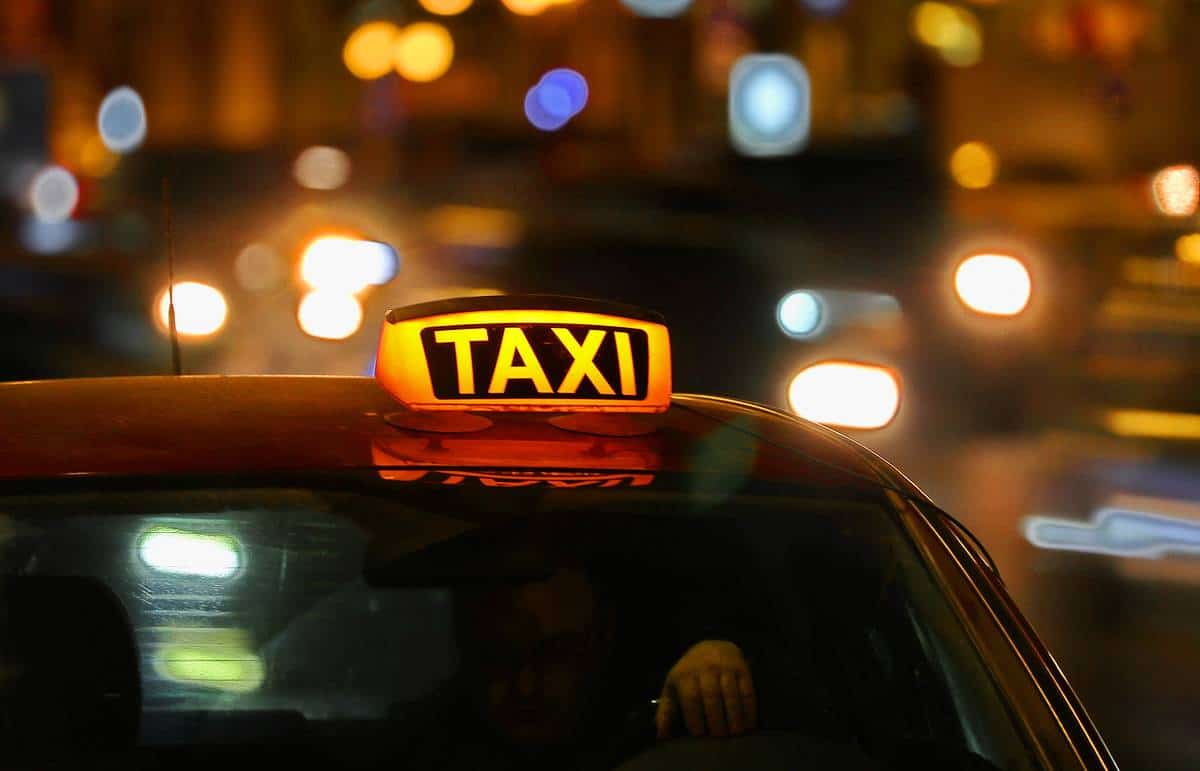 Кыргызстанцы безналичным путем оплатили услуги такси на 294 млн сомов за три месяца