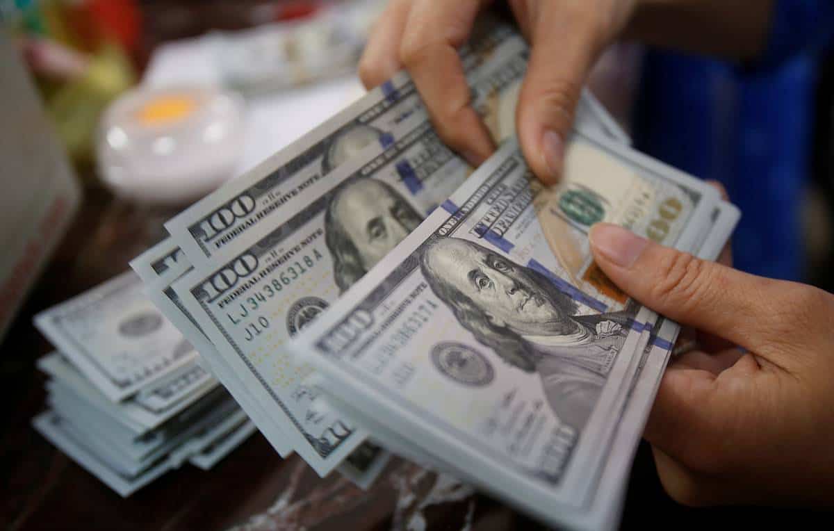 Официальный курс доллара снизился до 81.51 сома