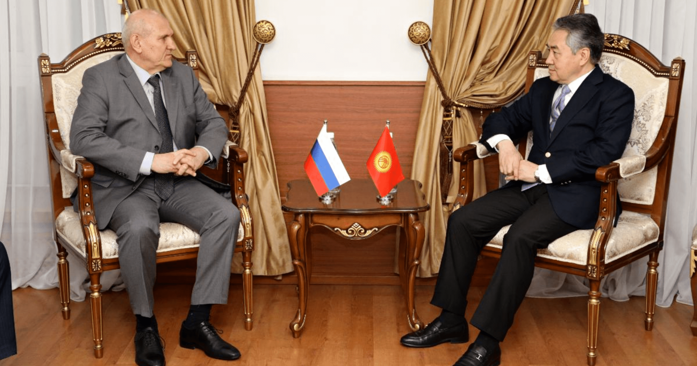 Глава МИД и посол России обсудили актуальные проблемы кыргызстанских мигрантов