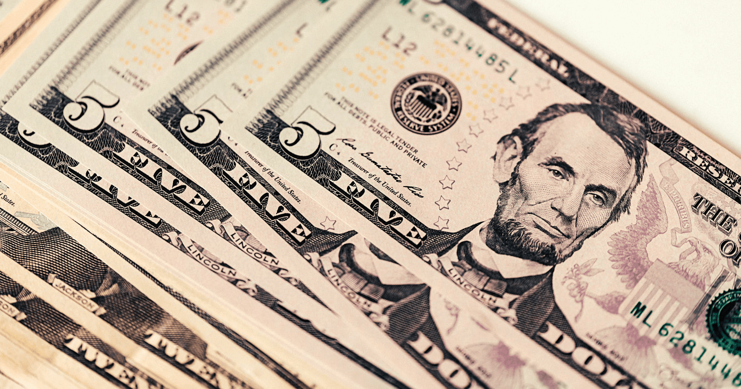 Курс доллара в обменных бюро закрепился на уровне 85-86 сомов