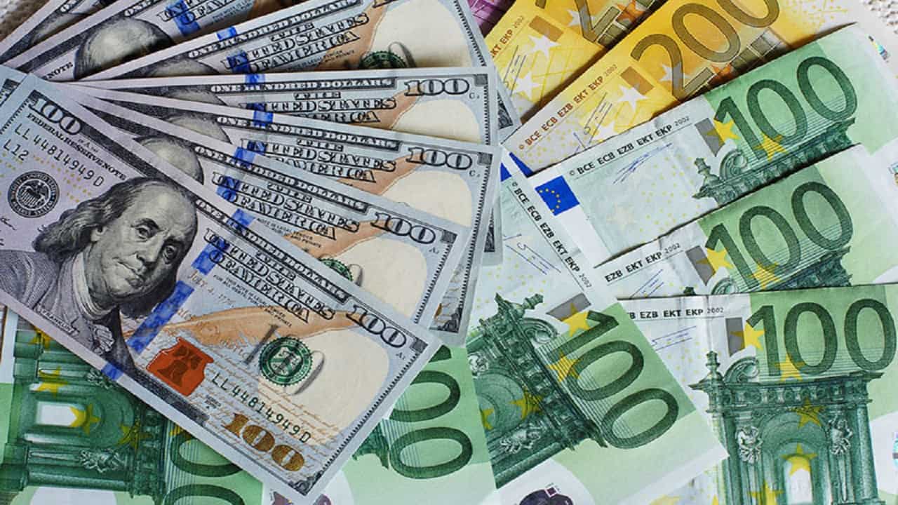 Евро снова дороже 94 сомов — официальные курсы валют на выходные
