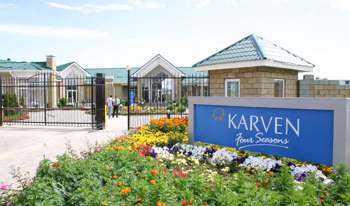 Владельцы коттеджей в Karven Four Seasons вышли на митинг — требуют проверить финансовую деятельность центра