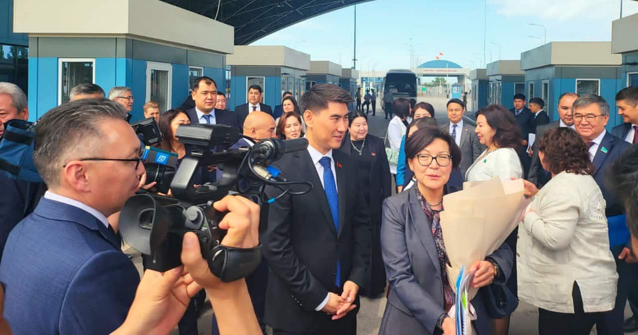 Депутаты Кыргызстана и Казахстана встретились на границе, чтобы обсудить перевозку грузов