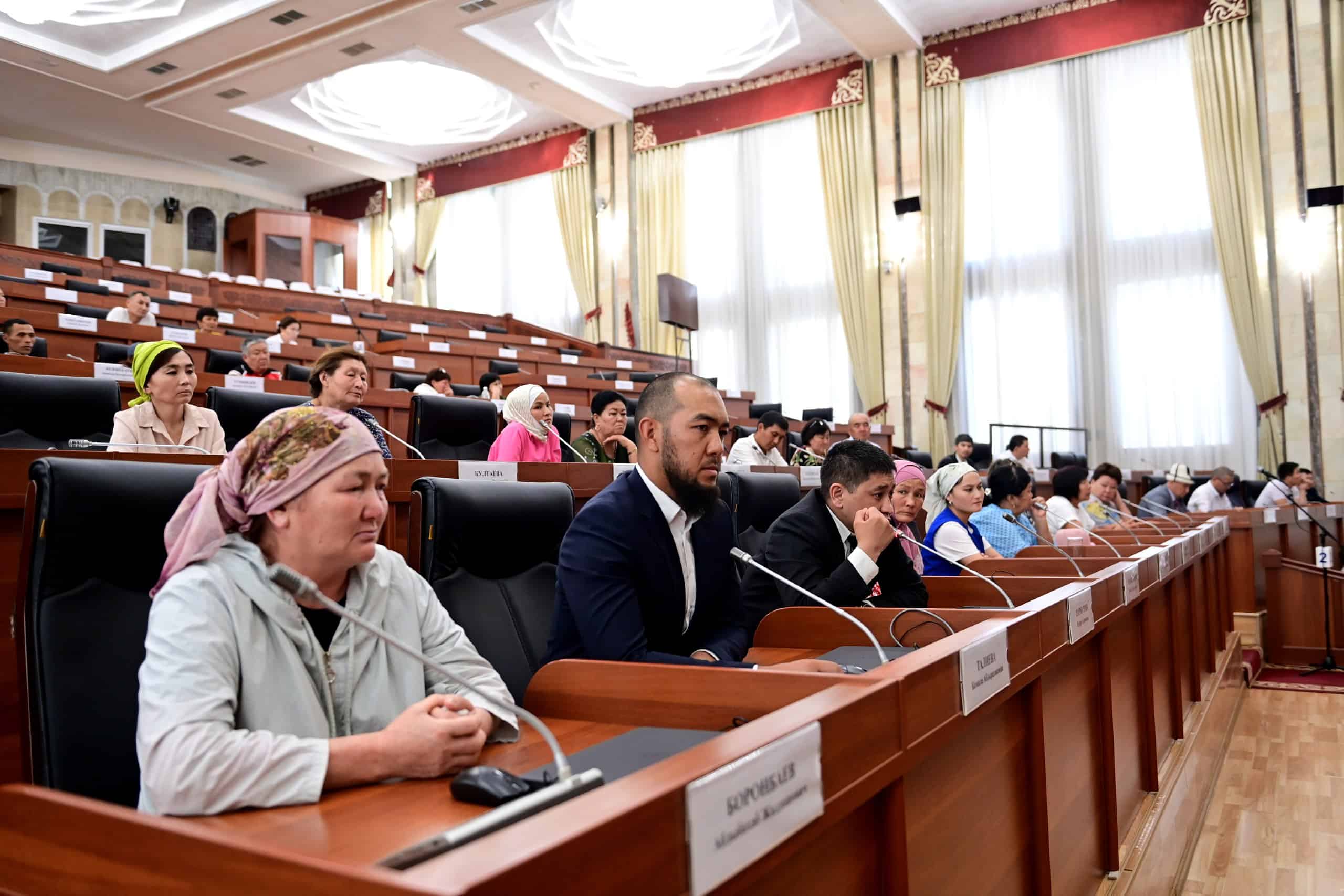 В парламенте обсудили проблемы трудовых мигрантов, находящихся в конфликте с законом