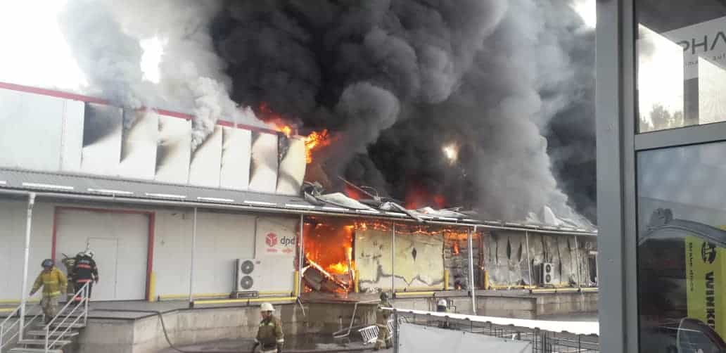 В Бишкеке сгорела часть склада компании по перевозке грузов DPD