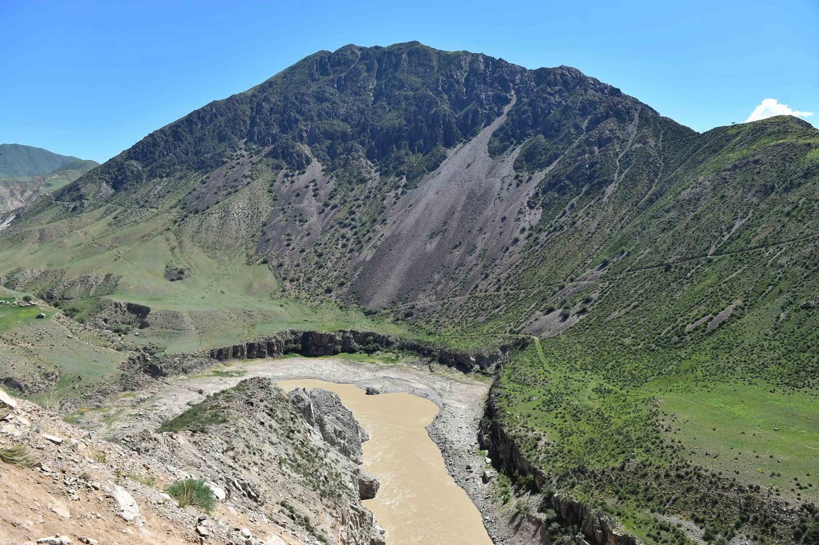 В Кыргызстане действует 24 малых ГЭС
