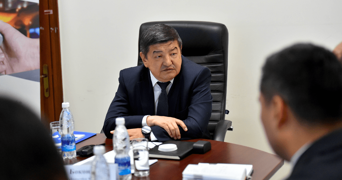 Акылбек Жапаров поручил ускорить внедрение единой системы безналичных расчетов в Кыргызстане