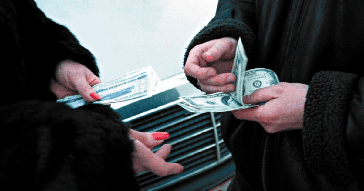 Менялы возвращаются — Нацбанк оштрафовал человека за обмен валюты без лицензии