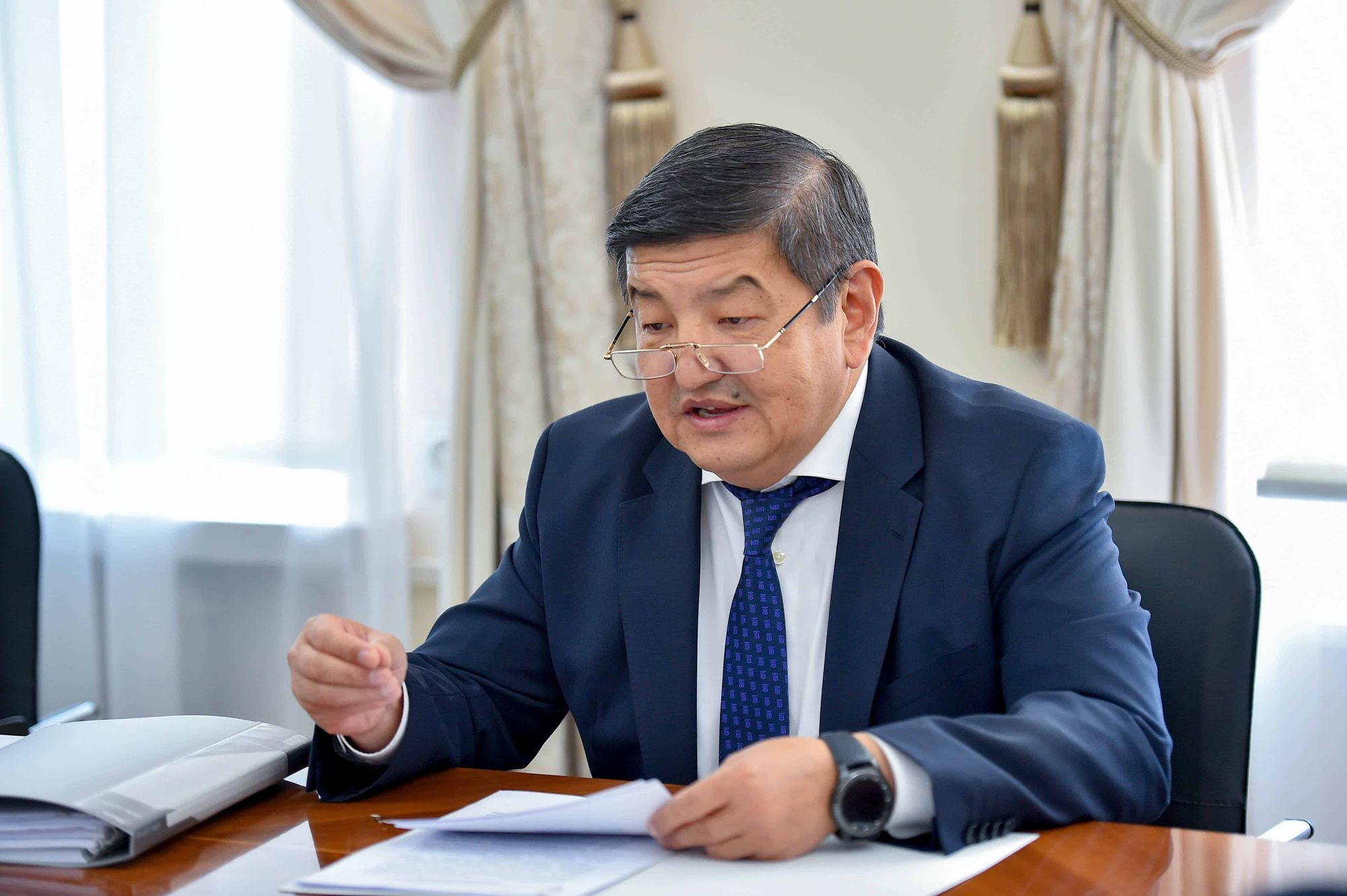 Акылбек Жапаров: Кыргызстан не будет досрочно погашать внешний долг — иначе проценты будут выше
