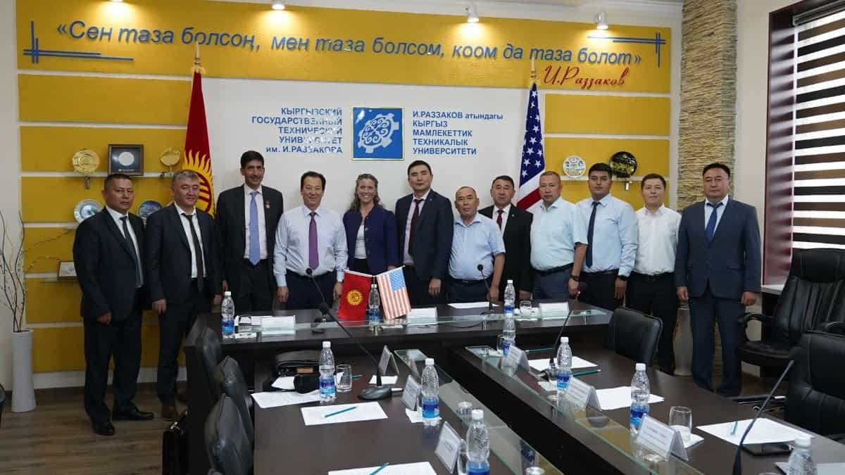 Американская школа DevX будет готовить IT-специалистов в семи вузах Кыргызстана