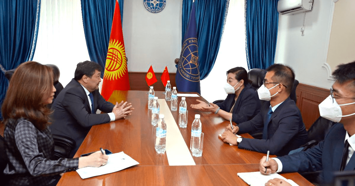 С послом Китая обсудили ускорение разработки ТЭО по железной дороге «Китай — Кыргызстан — Узбекистан»