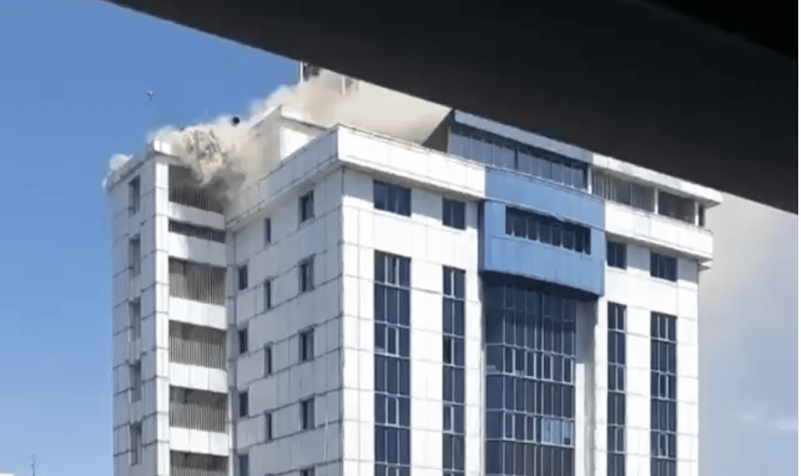 В Бишкеке горит верхний этаж бизнес-центра «Вефа»