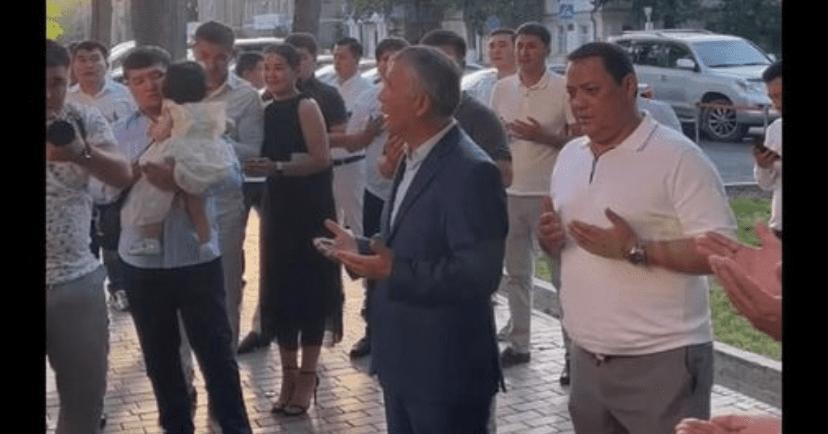 Ранее обвиняемый в коррупции Райымбек Матраимов замечен на празднике экс-депутата Жунусова