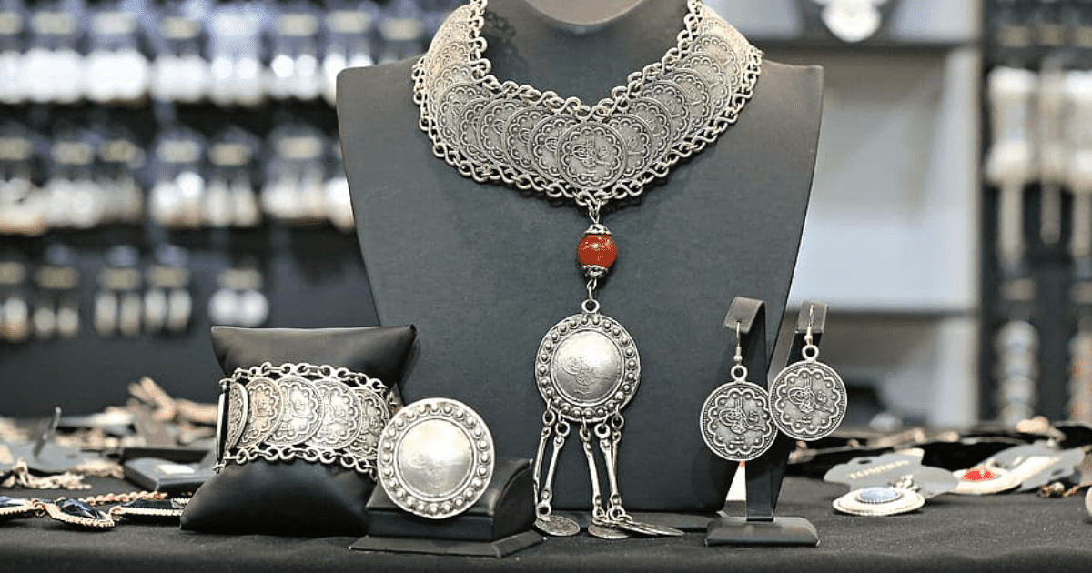 Отечественные ювелиры освобождены от обязательного клеймения изделий из серебра — Жапаров подписал закон