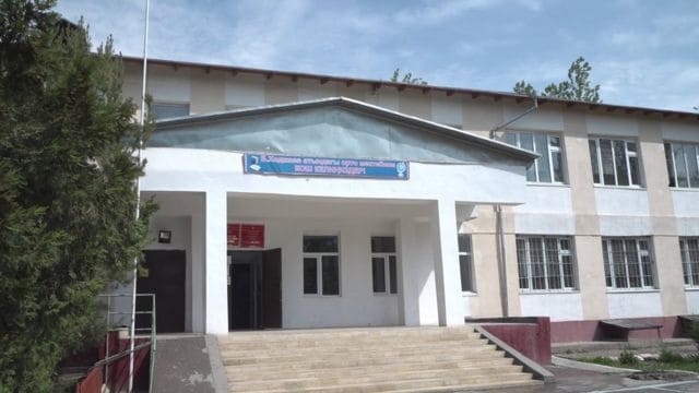 «ПолитКлиника»: Таджикская сторона действительно захватила еще одну школу в Баткенской области