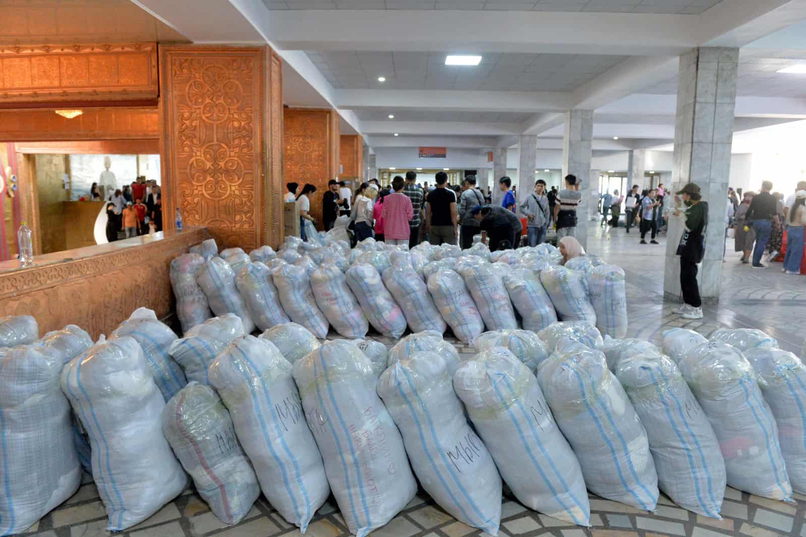 Мэрия Бишкека готовит 40 тонн гумпомощи для отправки в Баткен