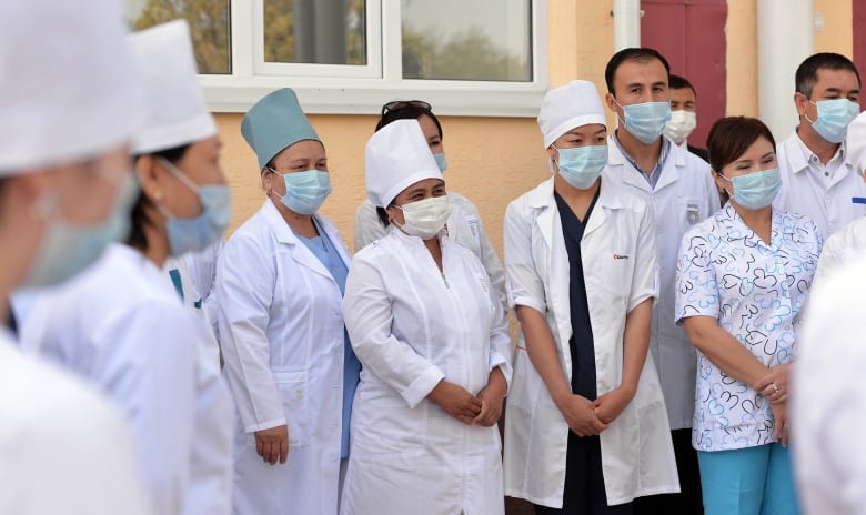 Работники здравоохранения перечислили 11.4 млн сомов в помощь баткенцам
