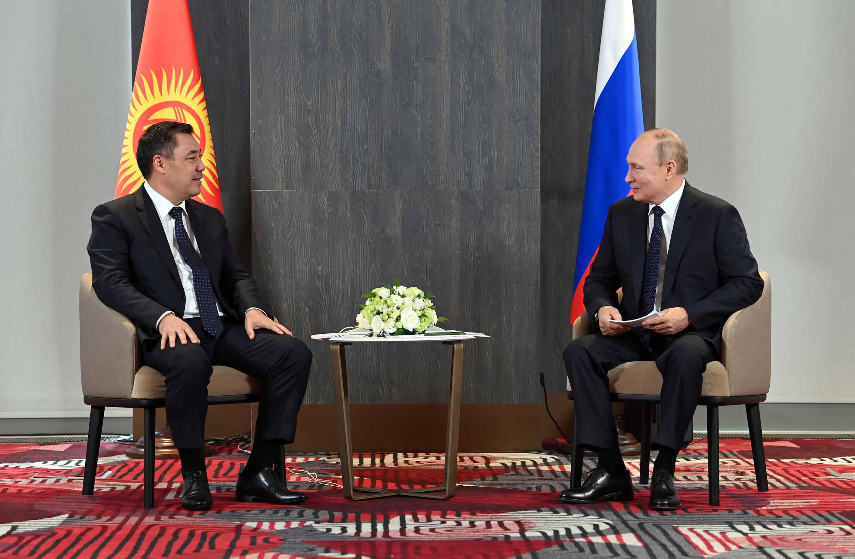 Садыр Жапаров встретился с Владимиром Путиным. Релизы Белого дома и Кремля