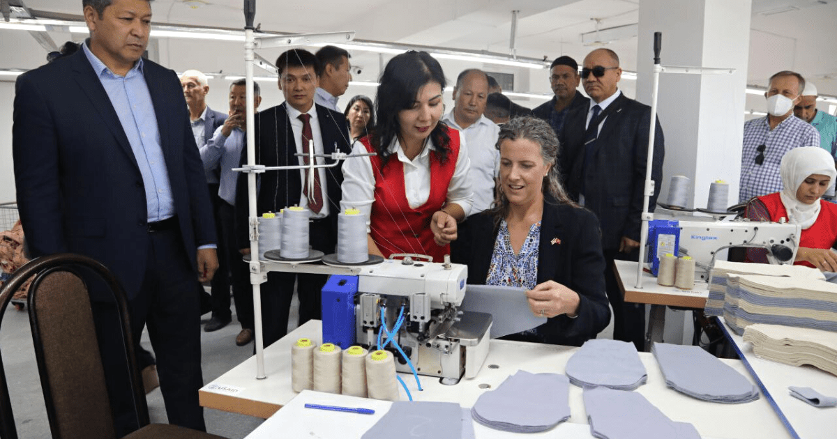 В Кыргызстане открылась новая швейная фабрика одежды